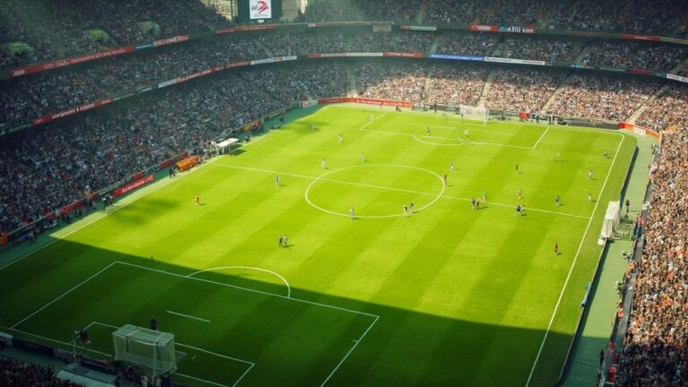 Vue aérienne d'un stade de football rempli de spectateurs